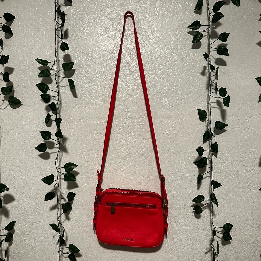 Fossil Piper crossbody in Coral 9 by 7 in